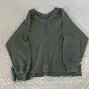 Women’s Arie XS oversized v-neck grayish-green sweatshirt.